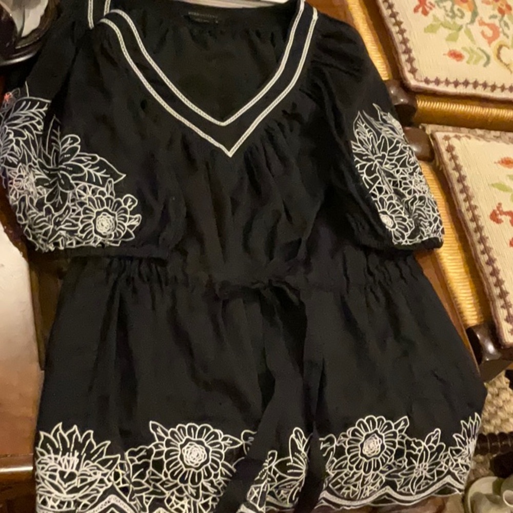 Beautiful lines black linen/silk feel blouse. Feels like linen/silk, all cotton.